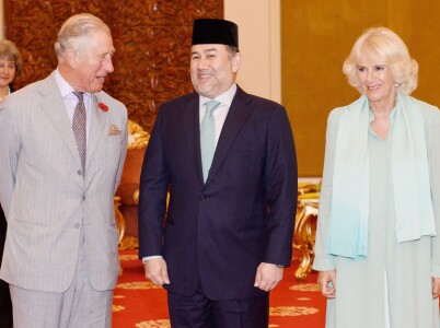 FORLOT TRONEN: Sultan Muhammad V abdiserte fra tronen i januar. Her sammen med prins Charles og hertuginne Camilla under et besøk i Malaysia i november 2017. Foto: NTB scanpix FORLOT TRONEN: Sultan Muhammad V abdiserte fra tronen i januar. Her sammen med prins Charles og hertuginne Camilla under et besøk i Malaysia i november 2017. Foto: NTB scanpix